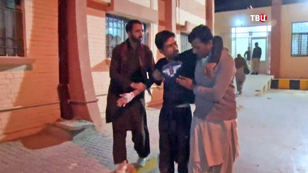 Эвакуирует пострадавших из захваченной академии в Пакистане