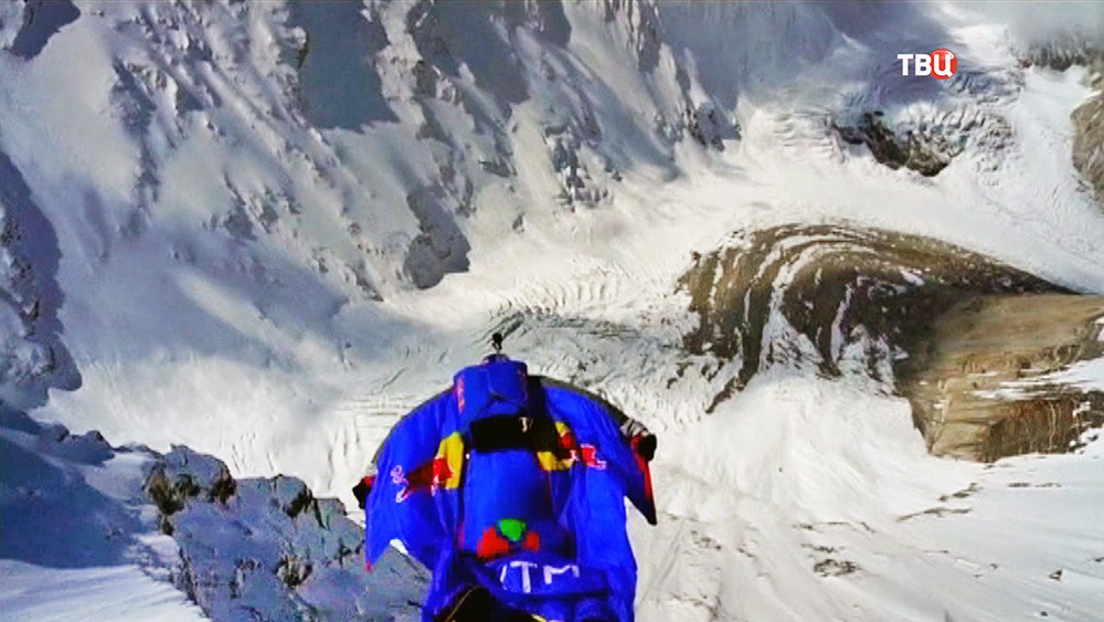 Бейсджампер прыгает с горы в Гималаях