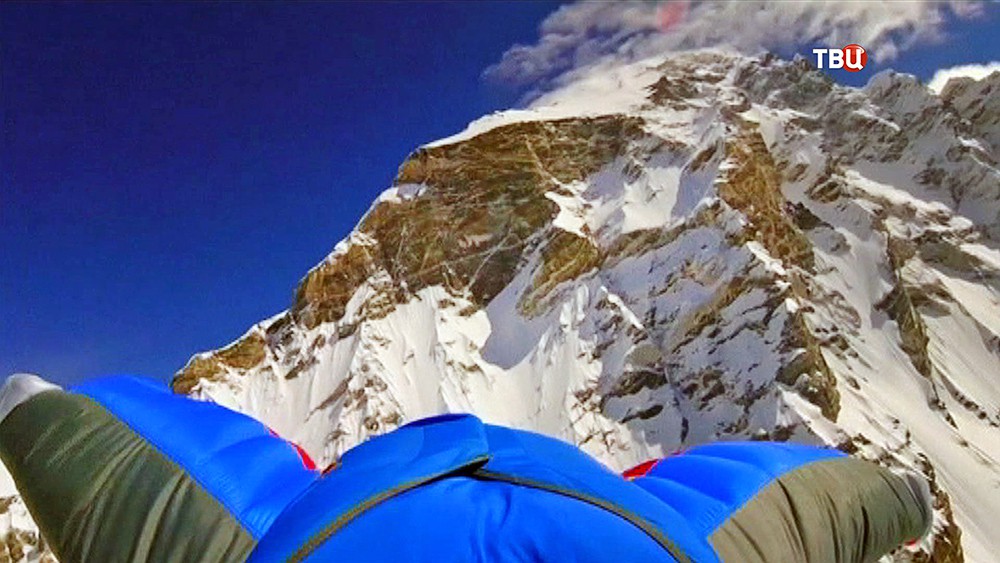 Бейсджампер прыгает с горы в Гималаях