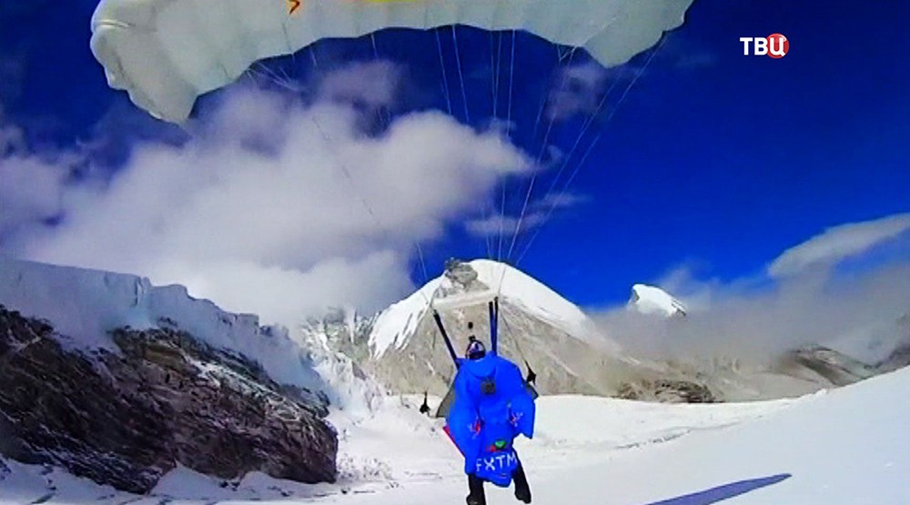 Бейсджампер прыгнул с горы в Гималаях