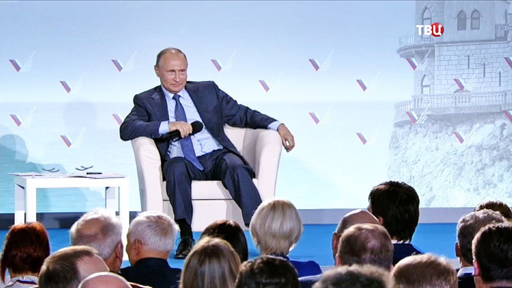 Президент России Владимир Путин выступает на межрегиональном форуме ОНФ "Форум действий. Крым"