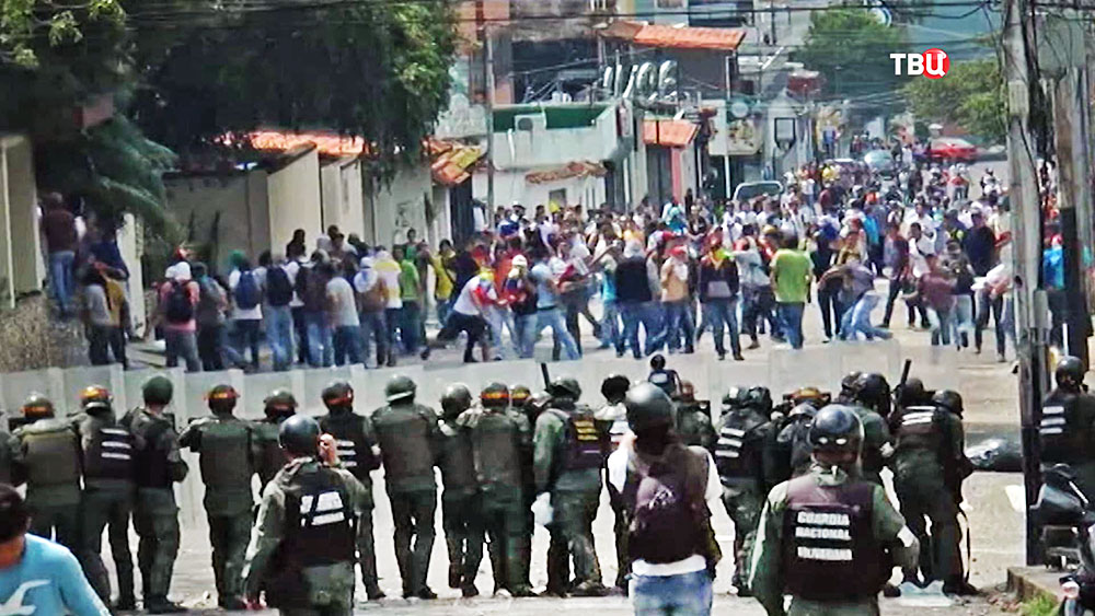 Полиция Венесуэлы разгоняет митинг