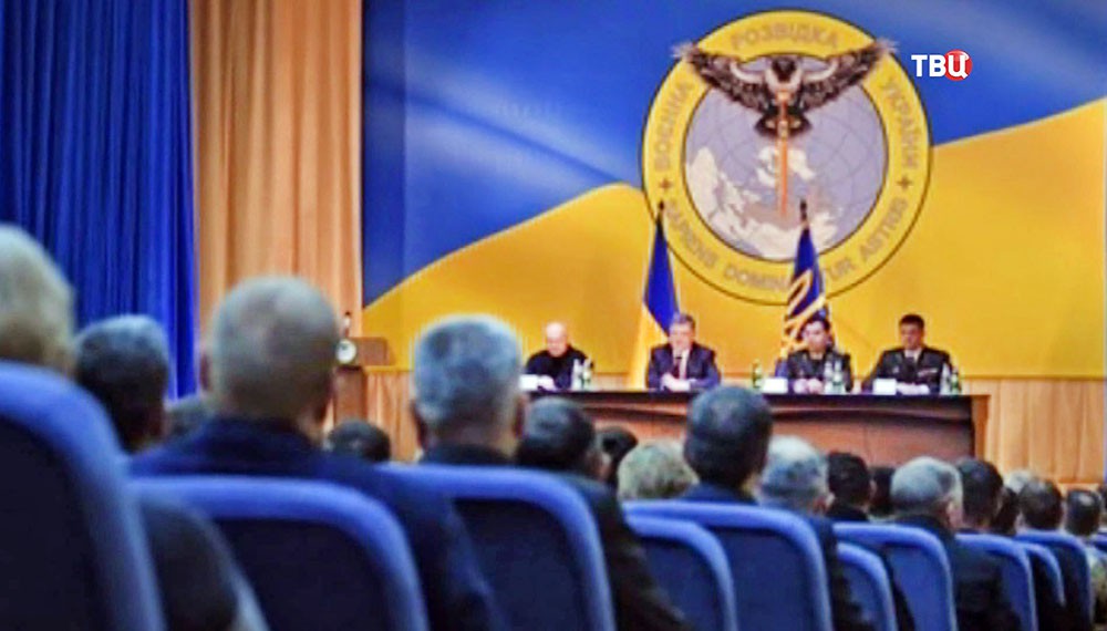 Петр Порошенко на фоне эмблемы ГУР Украины