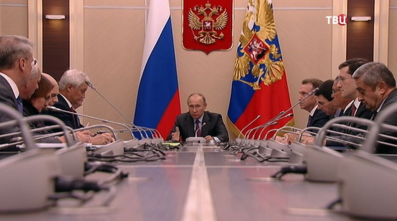 Владимир Путин проводит совещание с постоянными членами Совета Безопасности РФ