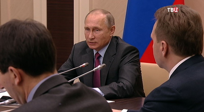 Владимир Путин проводит совещание с постоянными членами Совета Безопасности РФ
