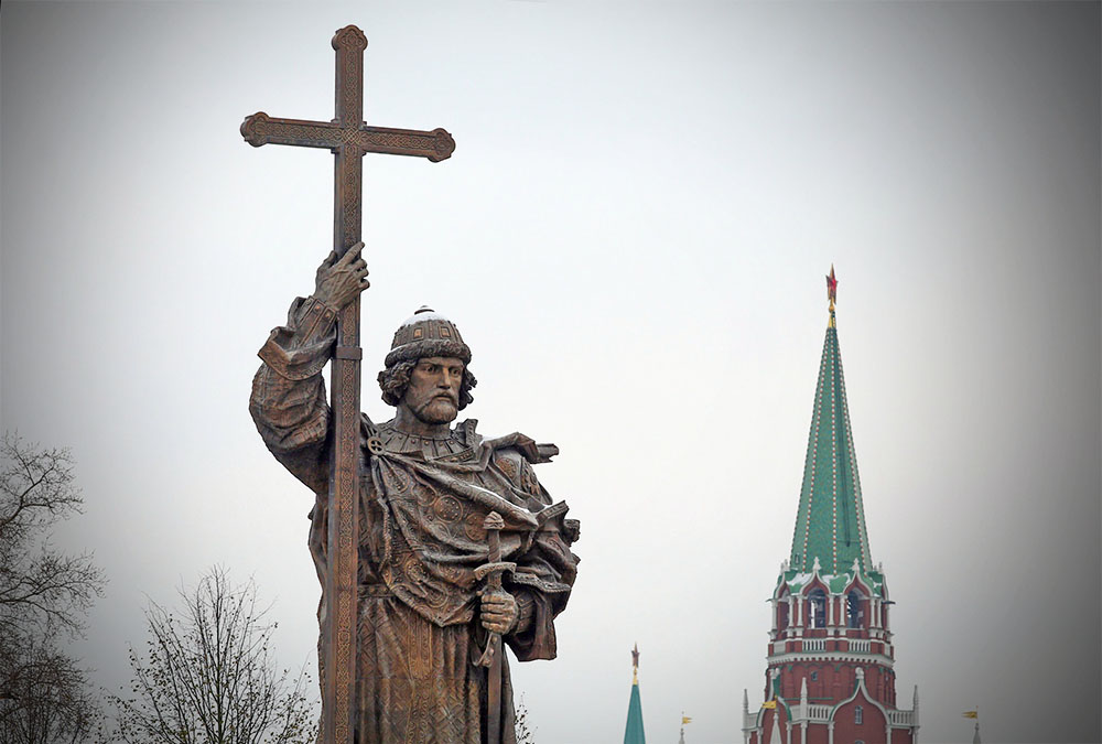 Памятник святому равноапостольному князю Владимиру на Боровицкой площади