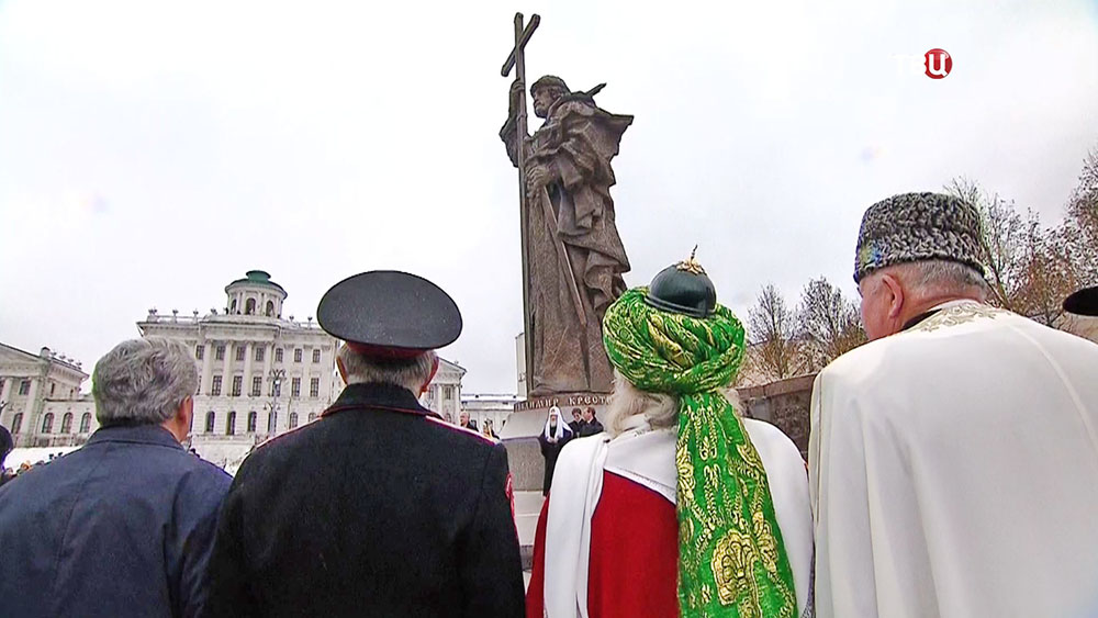 Церемония открытия памятника святому равноапостольному князю Владимиру на Боровицкой площади
