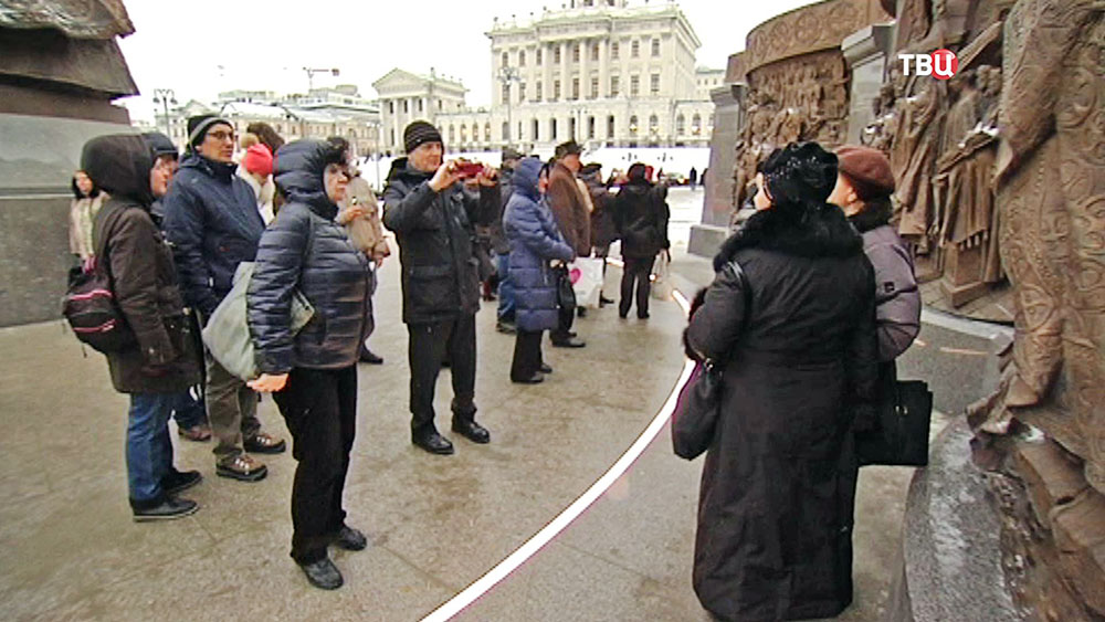 Туристы возле памятника святому равноапостольному князю Владимиру на Боровицкой площади