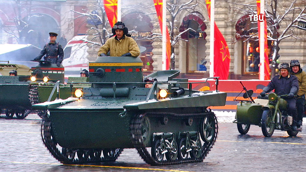 Военная техника на марше в честь парада 1941 года на Красной площади