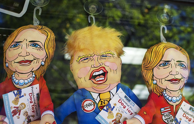 Игрушки с изображением кандидатов в президенты США Дональда Трампа и Хилари Клинтон 