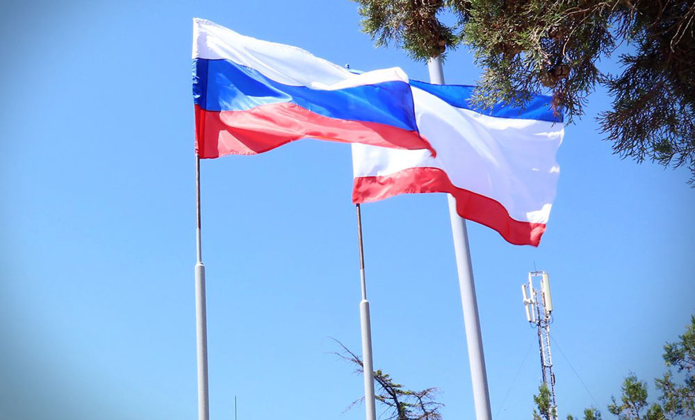 Флаги России и Крыма