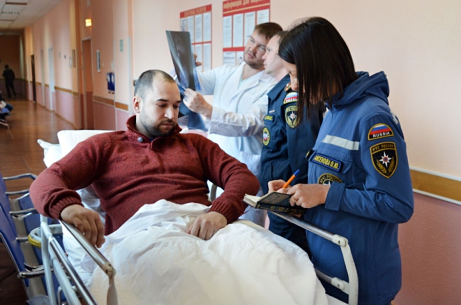 Спасатели и врачи общаются с пострадавшими рыбаками с траулера "Новоульяновск"