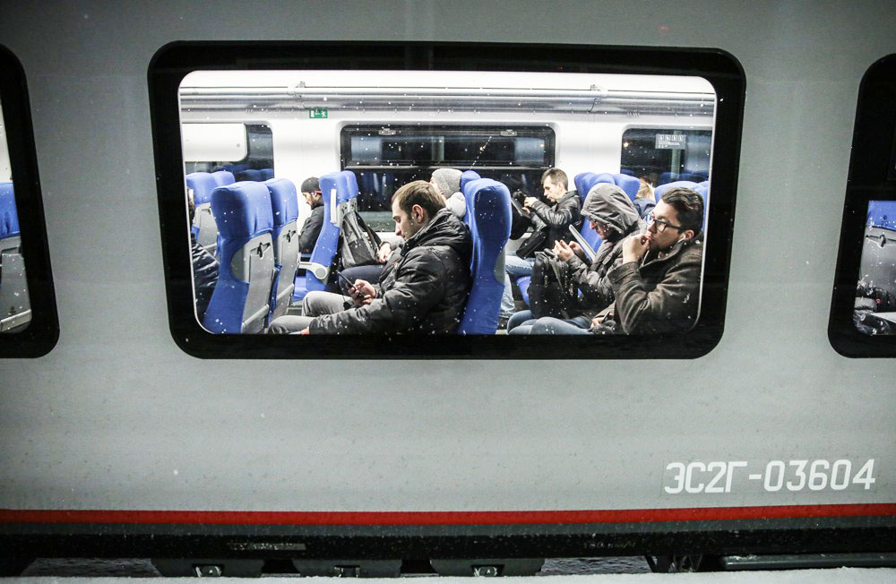 Пассажиры в поезде на МЦК