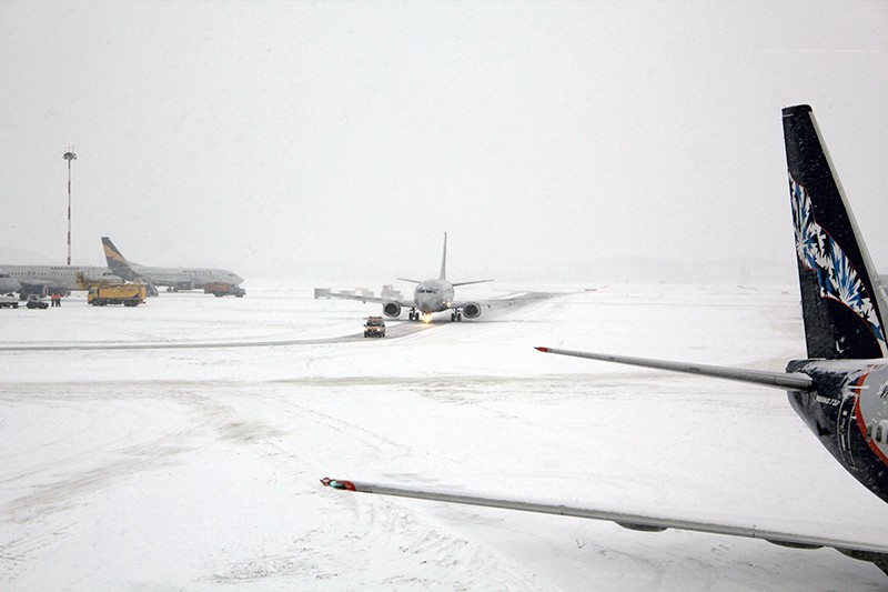 Самолеты на взлетно-посадочной полосе (ВПП) аэропорта "Шереметьево"