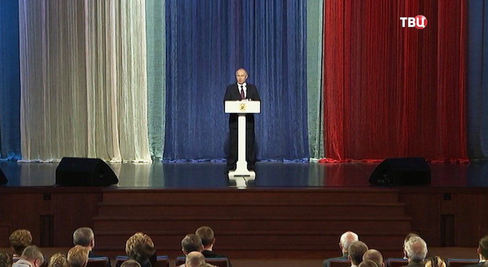 Президент России Владимир Путин выступает на торжественном вечере посвященном Дню сотрудника органов внутренних дел 
