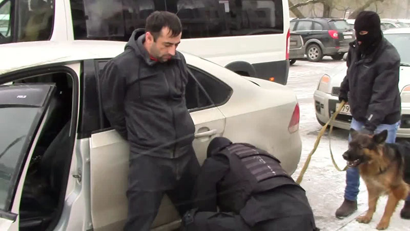 Сотрудники ФСБ задерживают одного из двух россиян, организовавших незаконное пересечение границы РФ с иностранцами