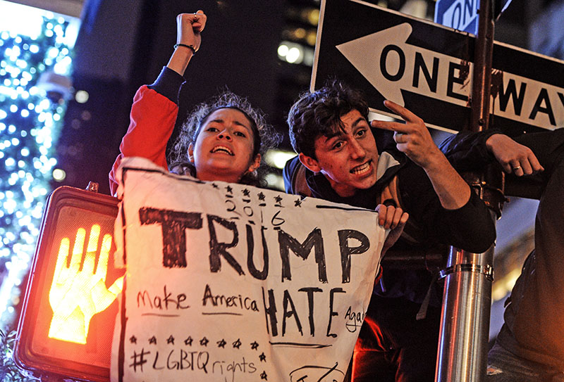 Участники акции протеста у небоскреба "Трамп Тауэр" в Нью-Йорке