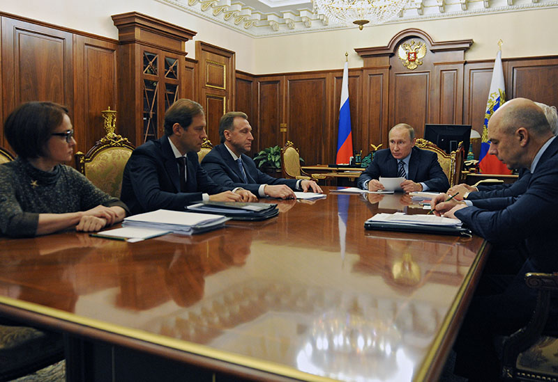Президент России Владимир Путин проводит в Кремле совещание по экономическим вопросам