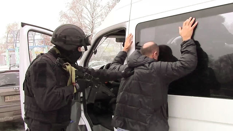 Сотрудники ФСБ задерживают одного из двух россиян, организовавших незаконное пересечение границы РФ