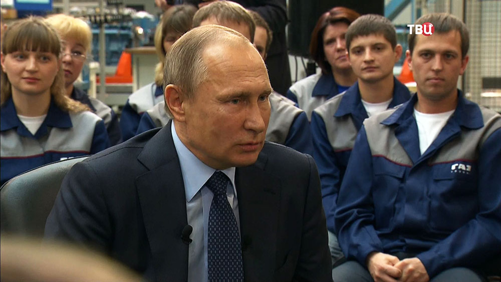 Президент России Владимир Путин во время посещения Ярославского моторного завода 