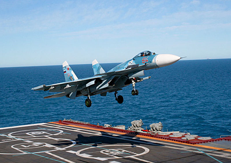 Истребитель Су-33 ВМФ России приземляется на авианосец "Адмирал Кузнецов"