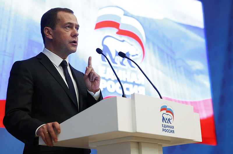Председатель правительства РФ, председатель партии "Единая Россия" Дмитрий Медведев выступает на заседании парламентской фракции "Единой России"