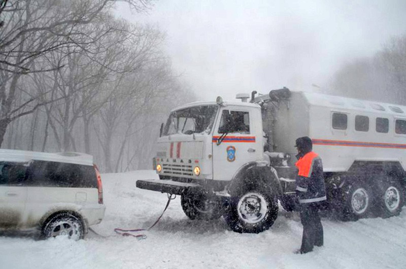 Спасатели МЧС ликвидируют последствия снегопада на трассе