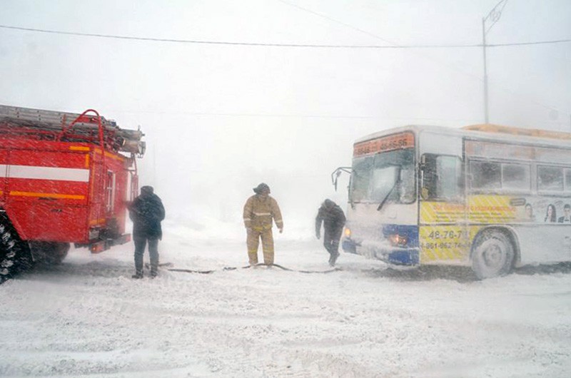 Спасатели МЧС работают в условиях снегопада