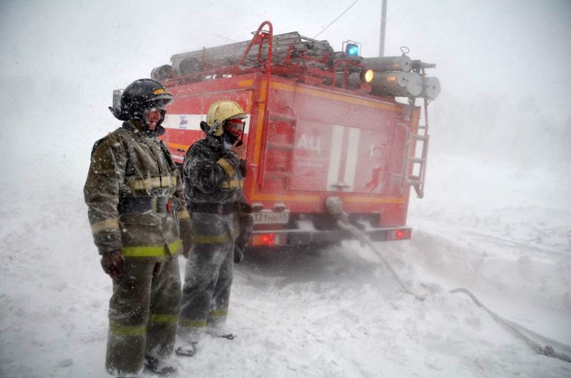 Спасатели МЧС работают во время снегопада на Камчатке