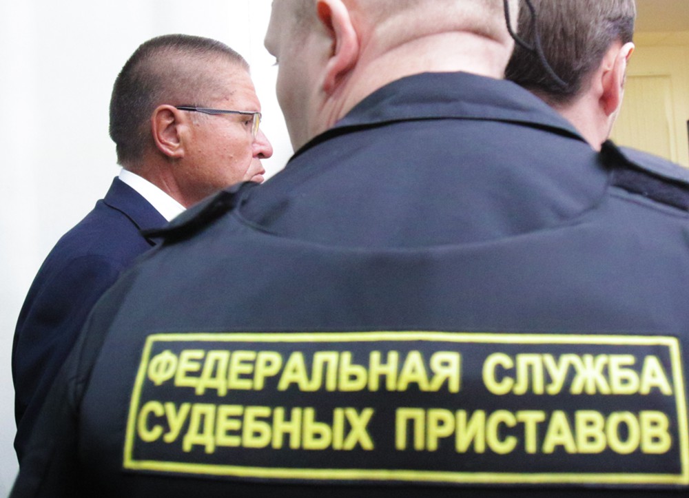 Алексей Улюкаев под конвоем в зале суда