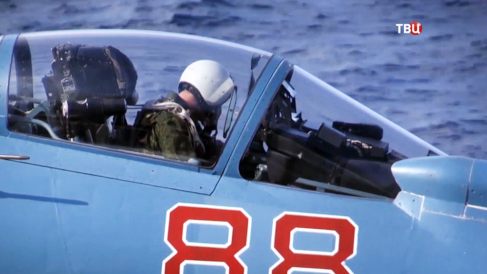 Пилот истребителя Су-33 на палубе авианосца "Адмирал Флота Советского Союза Кузнецов"