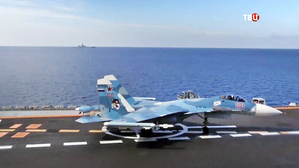 Истребитель Су-33 на палубе авианосца "Адмирал Флота Советского Союза Кузнецов"