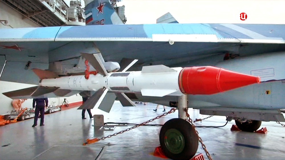 Боевое оснащение истребителя Су-33 на палубе авианосца "Адмирал Флота Советского Союза Кузнецов"