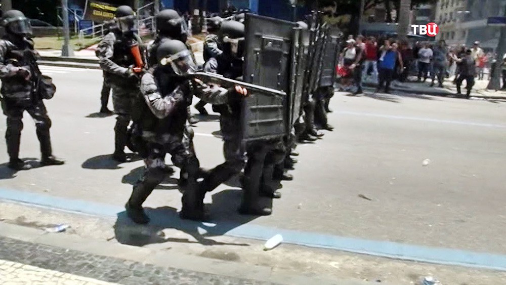 Полиция Бразилии разгоняет митинг