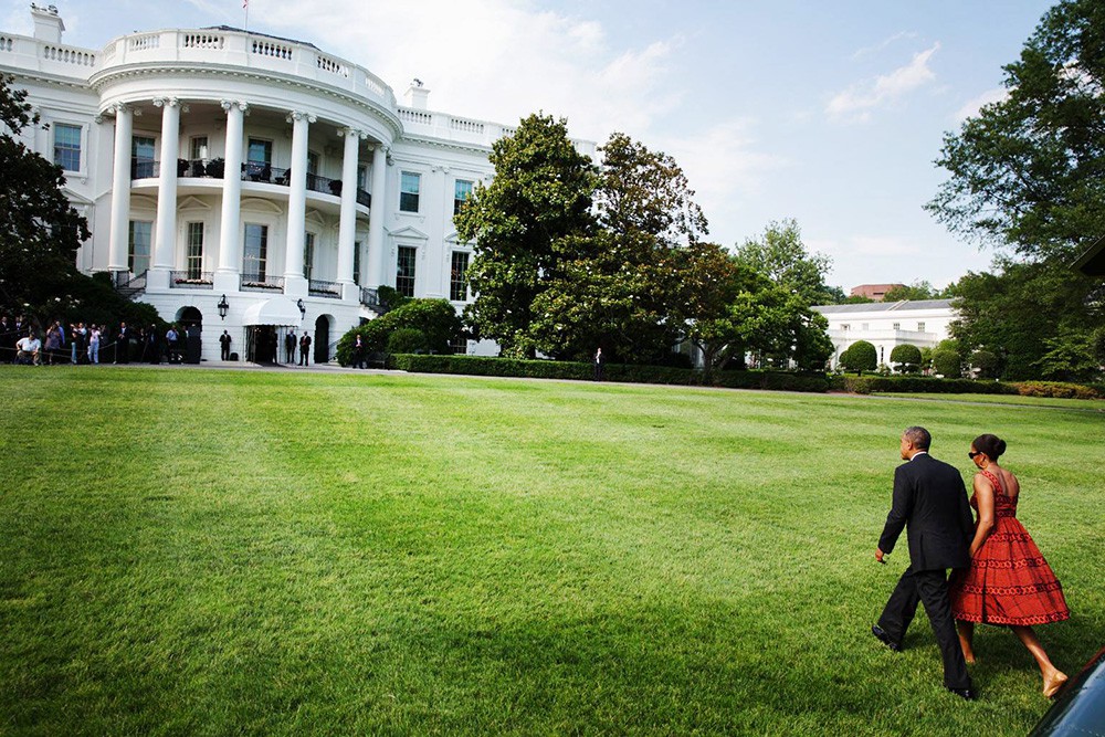 Барак и Мишель Обама у Белого дома