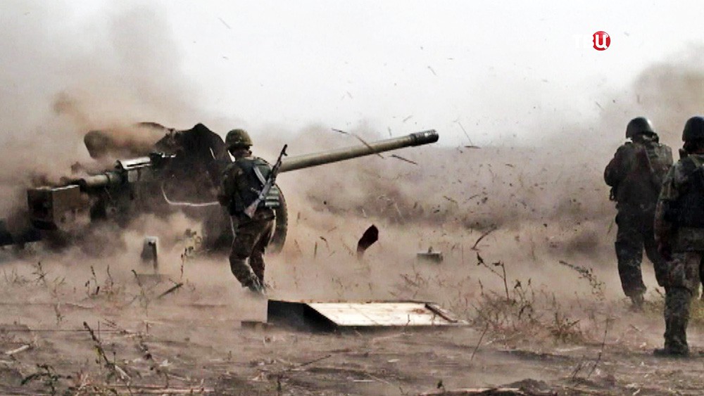 Украинские военные ведут военные действия в Донбассе