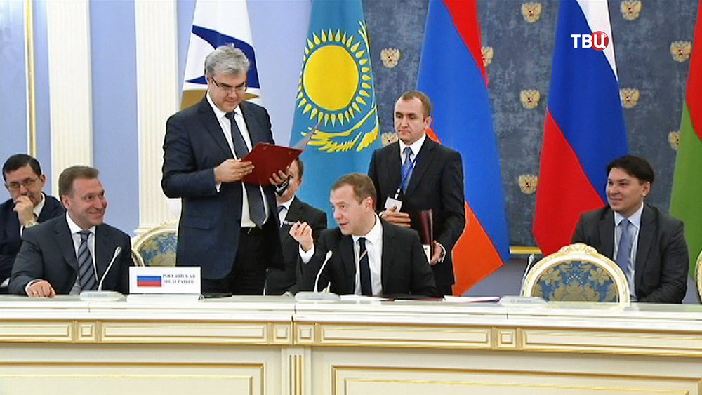 Дмитрий Медведев на заседании