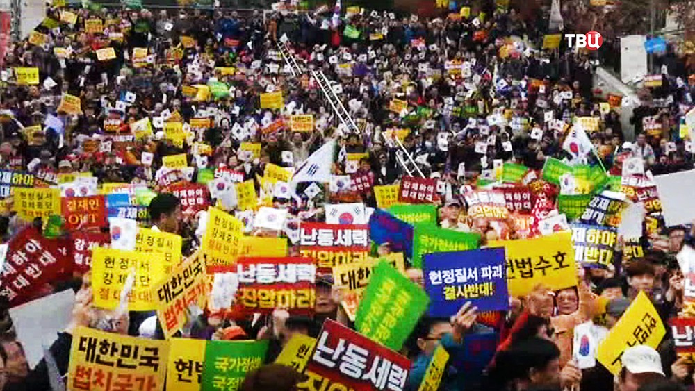 Митинг в Южной Корее в поддержку Пак Кын Хе