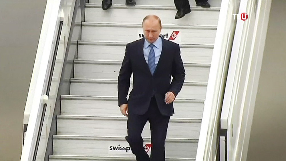 Владимир Путин спускается по трапу