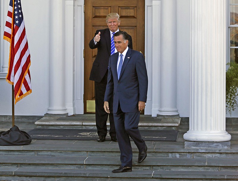 Избранный президент США Дональд Трамп и бывший губернатор штата Массачусетс Митт Ромни