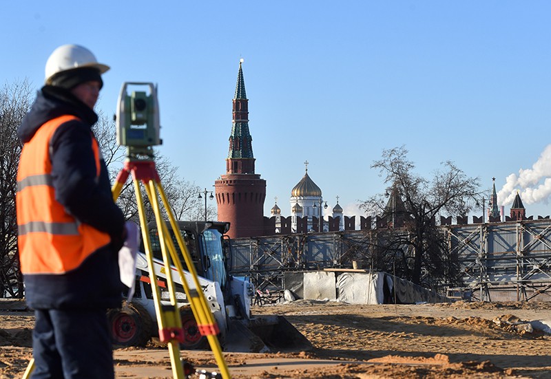 Рабочий на строительстве парка "Зарядье" в Москве