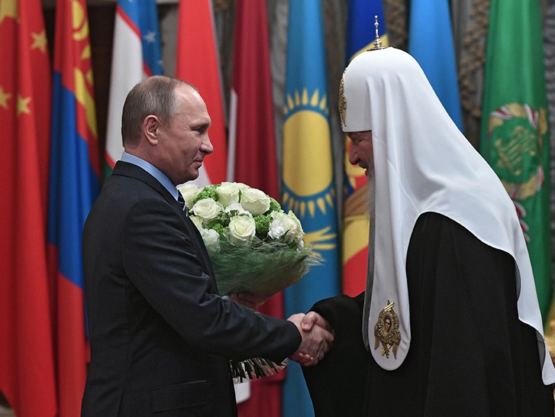Президент РФ Владимир Путин поздравляет патриарха Московского и всея Руси Кирилла с днем рождения