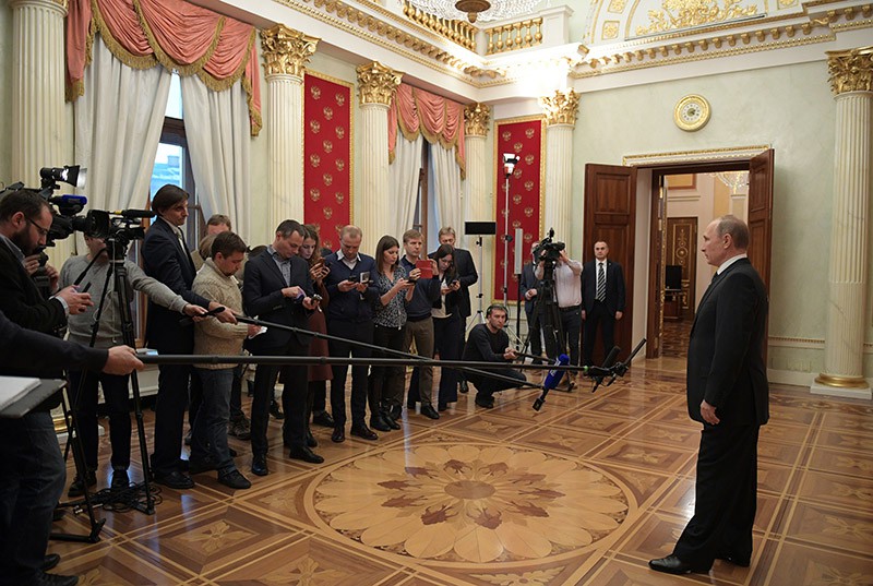 Президент России Владимир Путин во время общения с журналистами 