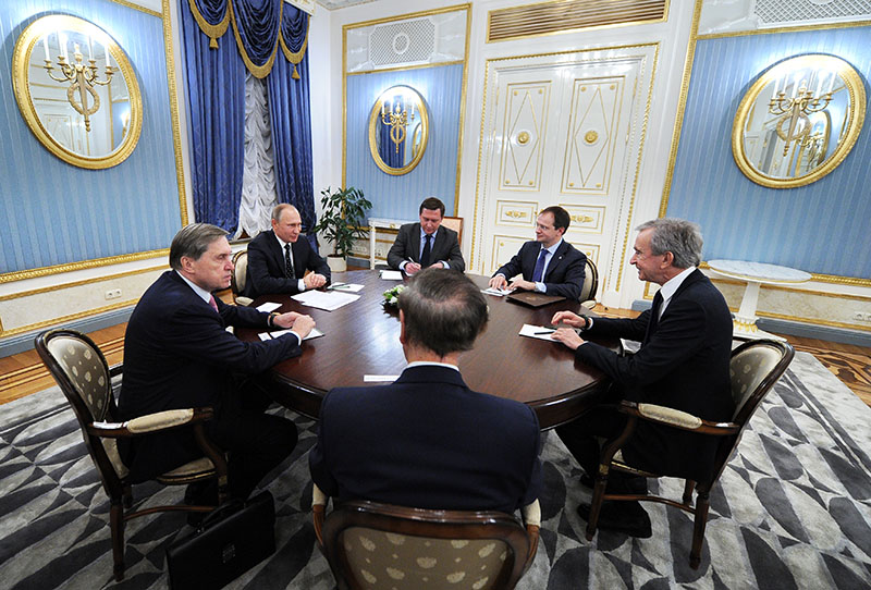 Президент РФ Владимир Путин и владелец и президент французской группы компаний Moёt Hennessy Louis Vuitton (LVMH) Бернар Арно (справа) во время встречи 