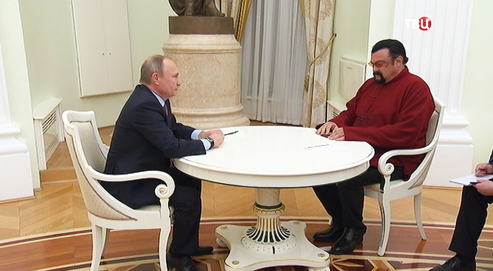 Владимир Путин и Стивен Сигал во время встречи 