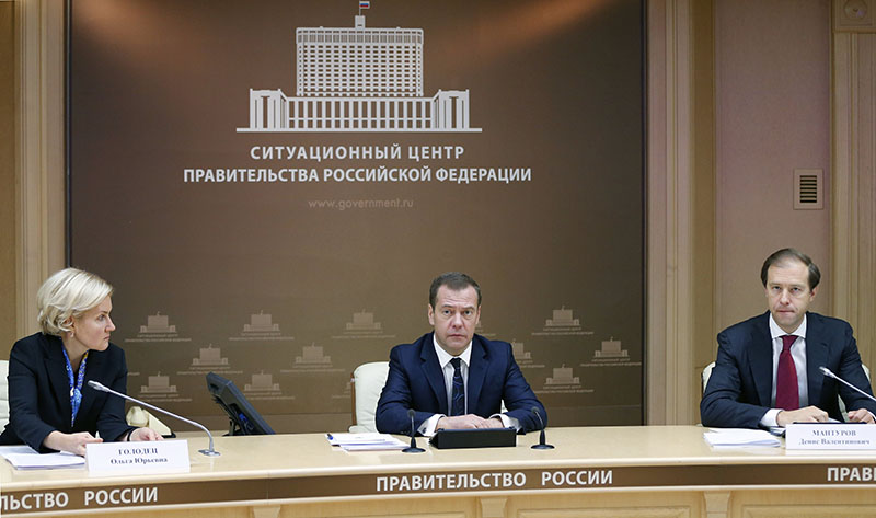 Председатель правительства России Дмитрий Медведев проводит совещание в режиме видеоконференции с участие субъектов РФ о ситуации с задолженностью по заработной плате