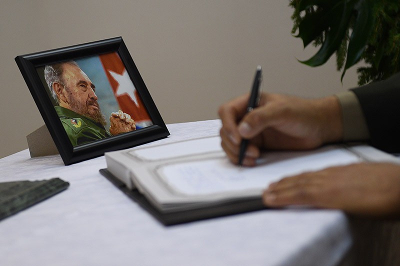 Мужчина расписывается в книге соболезнований в посольстве Кубы в Москве