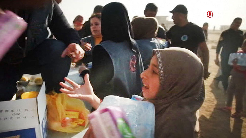 Выдача гуманитарной помощи жителям Ирака