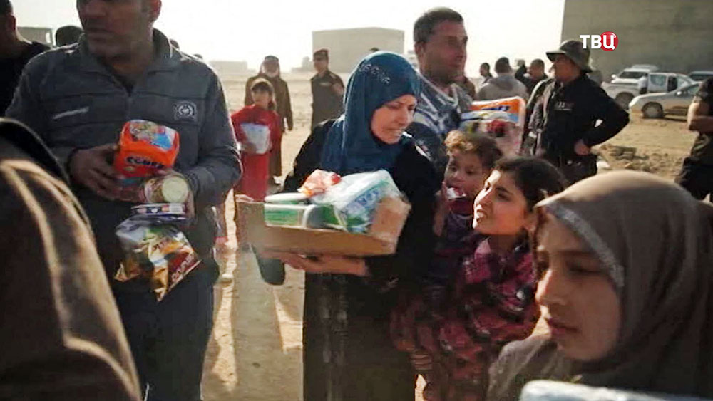 Выдача гуманитарной помощи жителям Ирака
