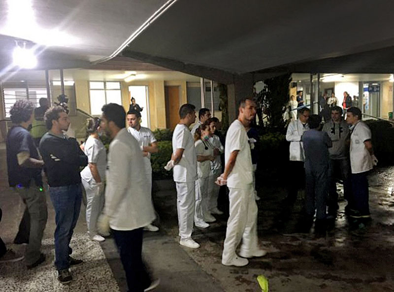 Врачи колумбийской больницы встречают пострадавших в авиакатастрофе